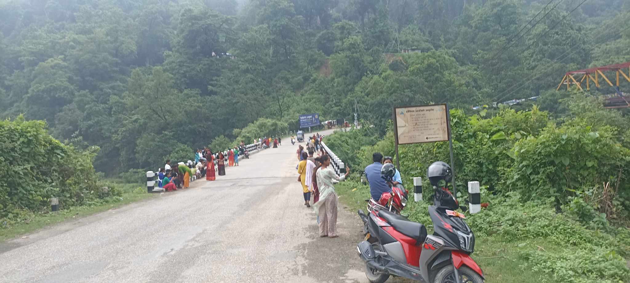 गोदावरीको काठे पुलमा आवतजावतमा रोक लगाएपछि पक्की पुलमा पर्यटकहरु रमाउन थाले